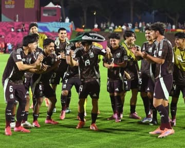 「いい絆だなぁ」「一生の友情が芽生えてそう」メキシコのGS突破を廣山ジャパンも一緒に祝福！ 胸アツ交流にファンほっこり「美しい光景だ」【U-17W杯】