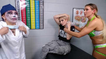 暴走中の人気日本人女子レスラー、“お医者さん”に扮してまさかの行動…実力派美女タッグは悶絶「どこでも姐さんw」