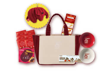 今年のコメダ福袋は「ドムドムバーガー」とコラボ、「ソファー柄どむぞうくん」も