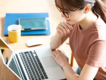 私は年収500万円で働いています。このままの収入で将来月20万円の年金を受け取れますか？