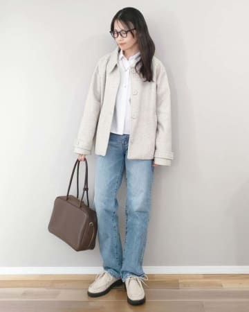 白シャツの上に羽織るものって何がいい？ コーデが決まるアウターアイデア