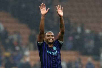 マンCからレンタル中のアカンジがインテル残留を希望「残りたいと思っている」　契約には来夏の買取OPが付帯