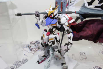 オリジナル設定の武器とマントを備えた「METAL BUILD ガンダムバルバトス（仮）」見参！【#魂ネイション2025】ダイキャストのガンダム・フレームにも注目