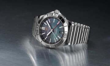 【ブライトリング】日本国内で150本の限定販売。ブラックのマザーオブパール文字盤を備える「クロノマット」のリミテッドエディション