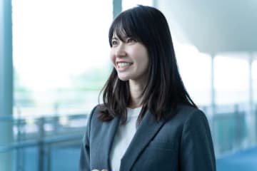 年収850万円「世渡り上手タイプ」の30代女性リーダー、年上部下との関係円満の秘訣は「低姿勢」