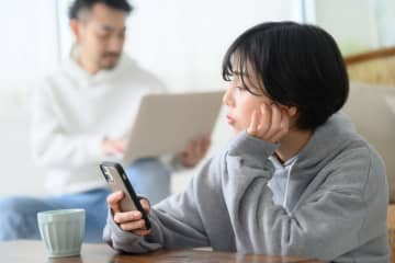 『会話が少ない夫婦』の特徴5選　そのままでいるべき？コミュニケーションを増やすコツとは？