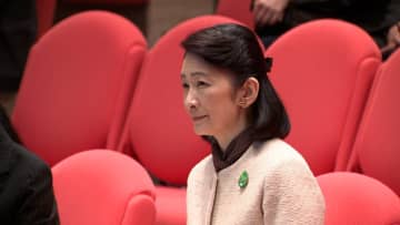 紀子さまが能登半島地震の被災地へ　石川・七尾市の健診会場の設営手伝う　美術館では小学生と絵本の原画を鑑賞