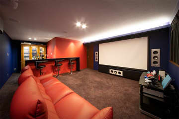 バーカウンターが際立つシアター＆ホビールーム、大勢が集まる場所だから機器は住まいにビルトイン