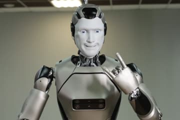 ロシア企業がヒト型ロボットを発表するも、ステージ上で「顔面ズサー」を披露してしまう