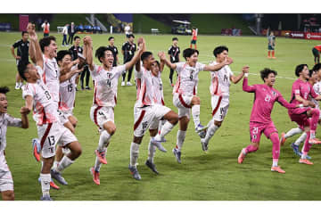 サッカー日本、国境超えた異例の行動が「泣けてくる」　熱き友情に感動「素晴らしい光景」