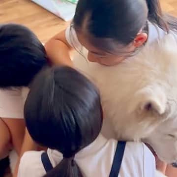 3人の子どもが帰宅→みんなで大型犬を抱きしめて…涙が出るほど尊い『家族のふれあい』に絶賛「愛されて幸せだ」「映画みたいｗ」と3万再生