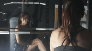 園田彩乃、背中ざっくり開いた“キャミソール＆ショーパン”姿にファン熱狂　トレーニング風景に「ナイスバディっす」「こっち向いて下さい」