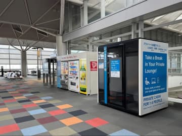 ブイキューブ、中部国際空港セントレアに多目的ブース「テレキューブ」の多人数用を設置