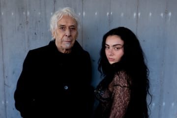 “ポップカルチャーの革命児”Charli XCX、John Cale(The Velvet Underground)との共演曲「House」を配信リリース