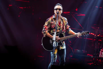 69歳・長渕剛、ツアー舞台裏映像にファン歓喜「かっこいい!!」「涙溢れた」