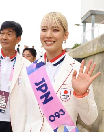 パリ五輪で日本選手団の旗手を務めた金髪フェンサーが大胆“イメチェン”「バッサリいきました」 新ヘアに反響「美しい」「似合ってます」
