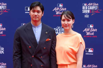 大谷翔平、真美子さんとMVP満票に笑顔　デコピンにもキス→またも“逃走”　家族で出演「光栄です」