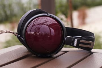 FIIO、紫の天然木ハウジングに60mmドライバーを搭載した密閉型ヘッドホン「FT13」