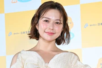 村重杏奈、裸眼＆ノースリーブうるつや肌にネット驚がく「きれいな瞳」「年々、綺麗になってる」