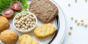 「○○ミート」「○○ミルク」植物由来食品の表示はどこまでOK？　EUで「ベジバーガー禁止」の動き、日本の法規制は…