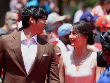 「幸せ写真」MVP大谷翔平、ド軍公式の祝福投稿が大好評！「きっちり真美子さんにも腕をまわしてみんなでハグしてるの惚れる」