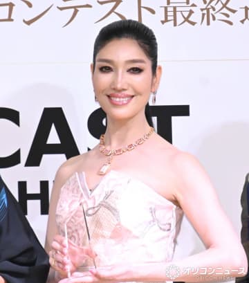 アンミカ、『ベストフォーマルウェアアワード』3年連続受賞で殿堂入り　自身がデザインした豪華ドレスで登場