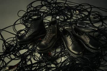 ドクターマーチン“グレーステッチ”8ホールブーツ＆3ホールシューズ、黒のアッパーとソールで