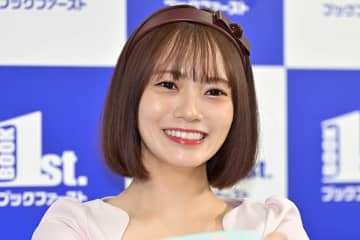 待望の1st写真集　宮田愛萌、“肩出し”先行カット解禁にネット注目「かわいい」「感激の嵐」