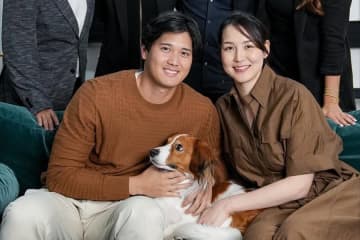 大谷翔平、真美子夫人とニッコリ　キスされるデコピンがまさかの至近距離…SNSで喜びの投稿