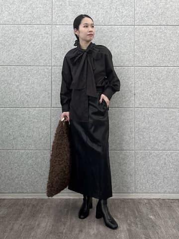 大人の冬コーデは華やか黒ブラウスでシックに決める♡最旬こなれスタイル5選