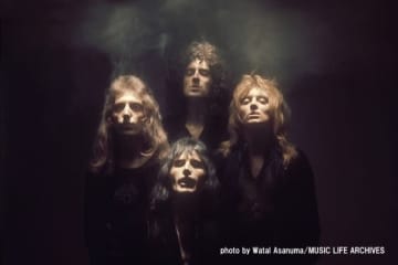 クイーンの代表作『オペラ座の夜』リリース50周年を記念して、タワーレコード渋谷店にてパネル展開催