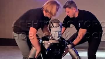 ロシア製ヒト型ロボット、華々しいデビューであえなく転倒