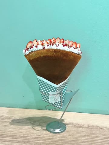 2025年秋より、生クリームが魅力の行列カフェ　「MOUMOU Cafeアスナル金山店」にて、パリパリ食感のクレープを提供開始しています！　苺やバナナをたっぷり使用したパリパリ食感クレープの提供をスタートしました！