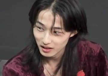 奨学金で米有名大学に通う日本人ギタリスト、寝そべりながら弾くギターソロに「セクシーすぎる！」絶賛の声、流ちょうな英語でチーム内の通訳も