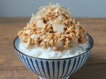 納豆の食べ方に「意外に相性がいい！」　ご飯の上にのっていたのは？