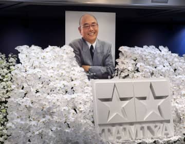 タミヤ本社にて田宮俊作会長「お別れの会」開催模型少年のような笑顔の田宮会長と純白のツインスター