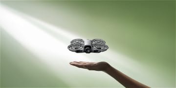 DJIが151gの軽量ドローン「Neo 2」発表、全方向障害物検知や手のひら操作に対応