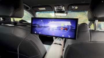 車内エンタメを後席まで拡張！「GetPairr Vista」専用ヘッドレストマウント新発売！セット購入で最大50％OFF、家族みんなで動画を楽しめるドライブ体験を実現　Android 15搭載のポータブルディスプレイオーディオ「GetPairr Vista 2.0」に、後部座席でも使える専用ヘッドレストマウントが登場。YouTube／Netflix視聴やGoogleナビ、Gemini音声操作に対応し、車内時間をより快適に。