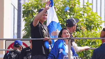 大谷翔平の変化に注目集まる「シーズン中より顔がシュッとしてはる」MVP3年連続4度目の受賞　真美子さんとデコピンと喜びわかちあう