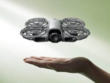 手のひらサイズのミニドローンに後継機　トラッキング性能が向上した「DJI Neo 2」