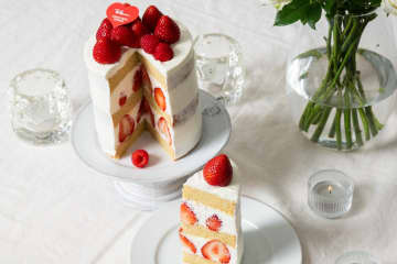 RHC カフェ“苺とラズベリー”の25年クリスマスケーキ、こだわり素材の生地×純生クリーム