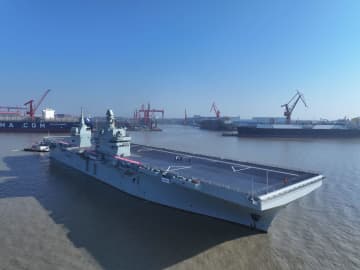 中国海軍の強襲揚陸艦「四川」、初の航行試験に向け出航