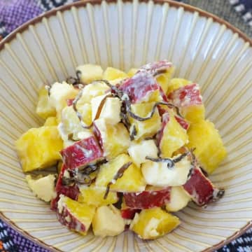 【さつまいもにチーズと塩昆布！】「気づいたら全部消えてる」「ポテサラよりウマいかも」和えるだけでお店の味！簡単副菜レシピ