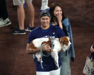 大谷翔平の妻・真美子さんがファインプレー！ MVP受賞の瞬間に見せた"さりげない行動"が反響「必死にデコピンを…」