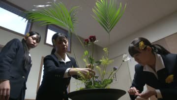 「花で笑顔を届けたい」　仲間との絆を武器に全国大会へ　2014年以来の優勝目指す秋田・横手城南高校華道部『花こまち』の挑戦