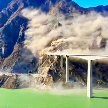 中国で開通から数カ月の橋が崩落、「大型交通インフラ事業に不信感が広がる」と米誌