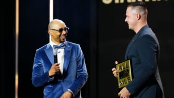 「引退したら、司会業出来るかも」ベッツがMLBアワード司会をまっとう　大谷翔平の代役でトロフィー受け取ると「この賞とるのあきないのかな」と笑い誘う