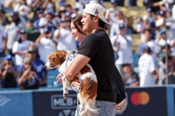 MVP獲得の大谷翔平がファミリーで祝福　真美子さんとハグ＆デコピンとキス　ご褒美の質問に大爆笑