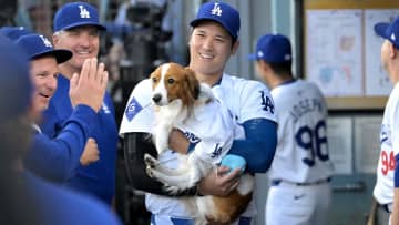 デコピンのビックリした表情のドアップ　大谷翔平が仲間からの祝福コメントの後にキスされて驚くデコピンを投稿