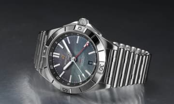 【ブライトリング】日本国内で150本の限定販売。ブラックのマザーオブパール文字盤を備える「クロノマット」のリミテッドエディション